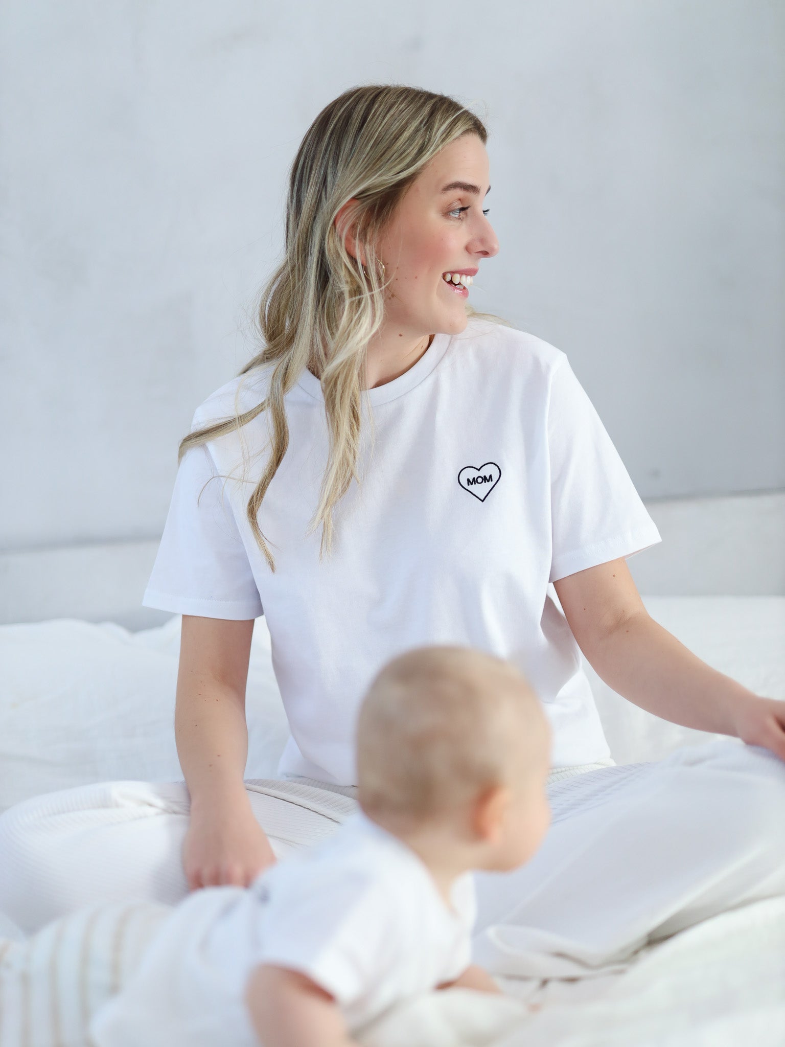 MOM Heart Shirt weiß/schwarz - FAMVIBES