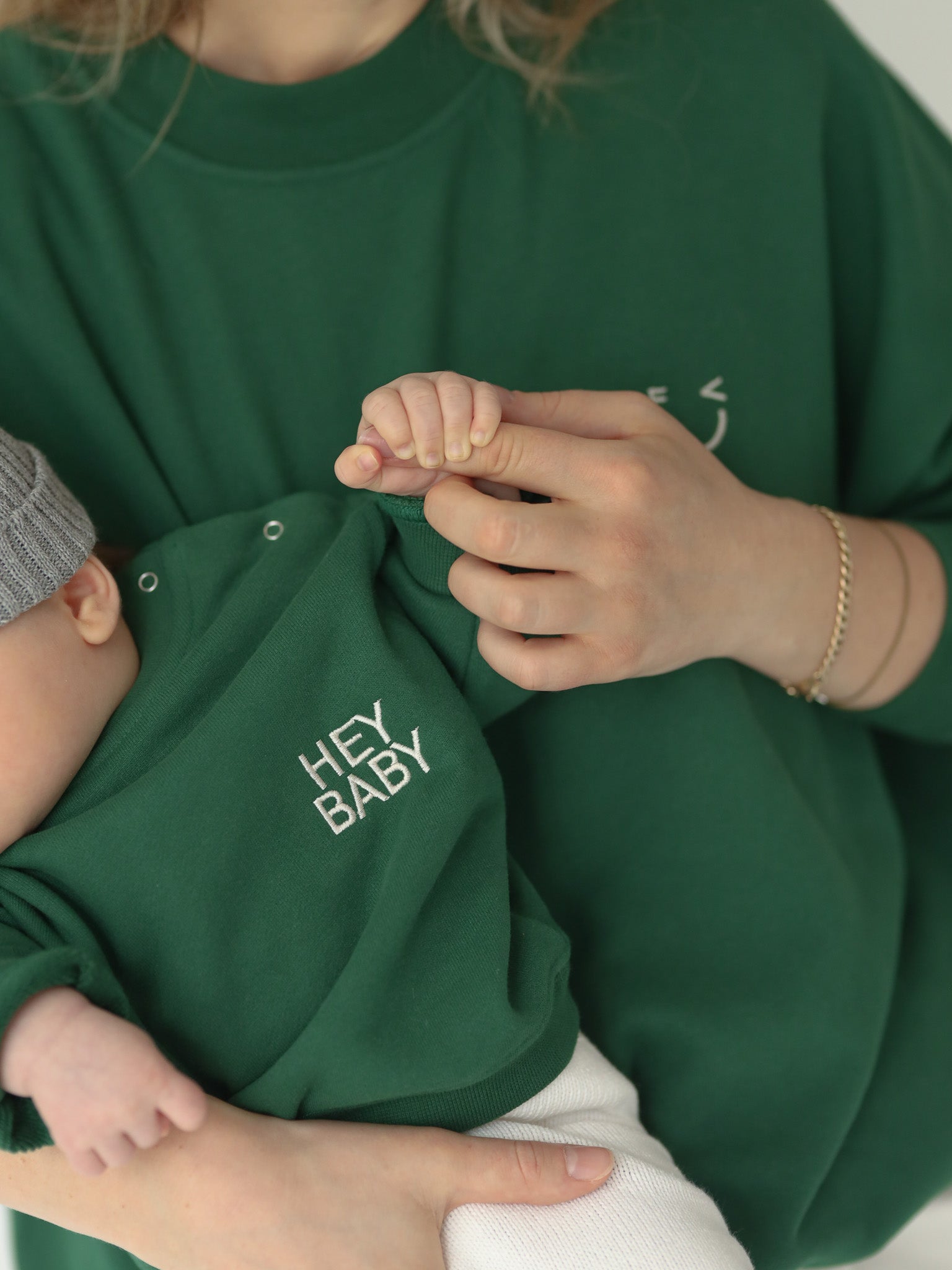 HEY BABY Sweatshirt - grün - FAMVIBES