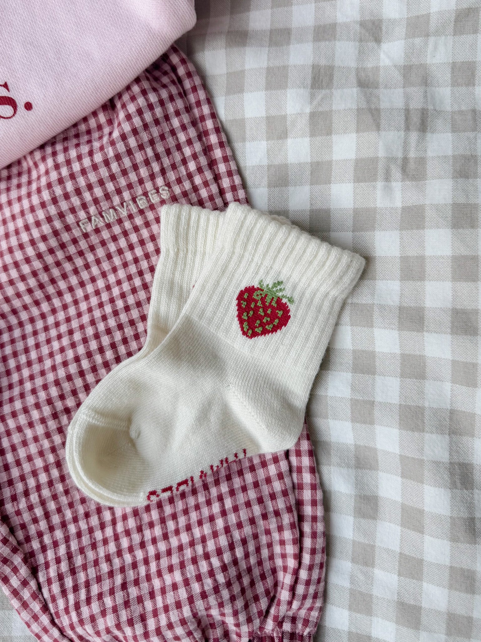 Strawberry Socken - milk - FAMVIBES